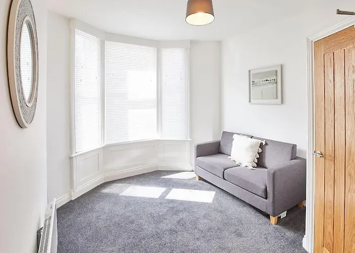 Apt 1 - Queens Court